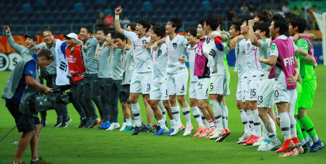 11일 오후(현지시간) 폴란드 루블린 경기장에서 열린 2019 국제축구연맹(FIFA) 20세 이하(U-20) 월드컵 4강전 한국과 에콰도르의 경기가 1-0 한국의 승리로 끝나며 결승 진출이 확정된 뒤 U-20 대표팀 선수들이 그라운드에 서 어깨동무를 한 채 관중석을 바라보며 