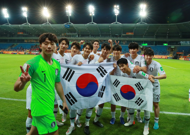11일 오후(현지시간) 폴란드 루블린 경기장에서 열린 2019 국제축구연맹(FIFA) 20세 이하(U-20) 월드컵 4강전 한국과 에콰도르의 경기가 1-0 한국의 승리로 끝나며 결승 진출이 확정된 뒤 U-20 대표팀 이광연 등 선수들이 그라운드에서 태극기와 함께 기념촬영을 하고 있다. 연합뉴스