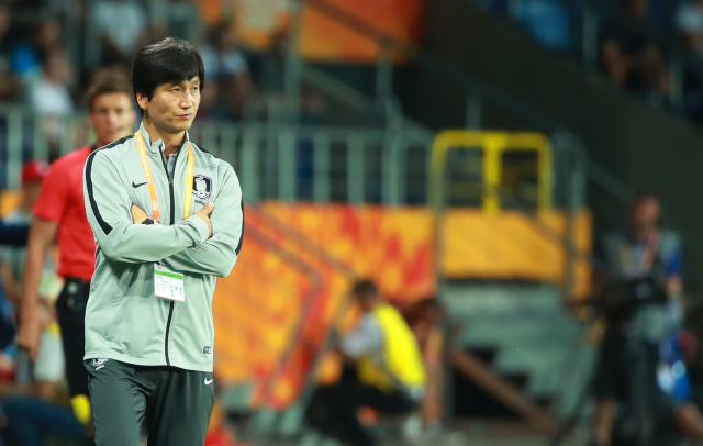 11일 오후(현지시간) 폴란드 루블린 경기장에서 열린 2019 국제축구연맹(FIFA) 20세 이하(U-20) 월드컵 4강전 한국과 에콰도르의 경기. 후반 정정용 감독이 선수들의 경기 모습을 지켜보고 있다. 연합뉴스