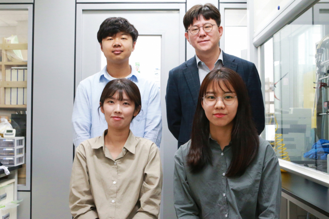 DGIST 신물질과학전공 정낙천 교수(뒷줄 오른쪽)와 연구진. DGIST 제공