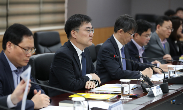 손병두 금융위원회 사무처장이 15일 오전 서울 세종로 정부서울청사에서 열린 가계대출 및 개인사업자 대출 건전성 점검 회의에서 대출 건전성 평가 등을 논의하고 있다. 연합뉴스