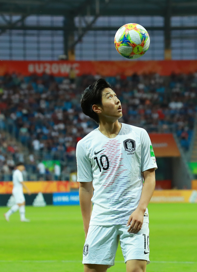 12일 폴란드 루블린 경기장에서 열린 2019 국제축구연맹(FIFA) 20세 이하(U-20) 월드컵 4강전 한국과 에콰도르의 경기. 전반 이강인이 세트피스 상황에 이동하며 트래핑으로 공을 공중으로 올린 뒤 바라보고 있다. 연합뉴스