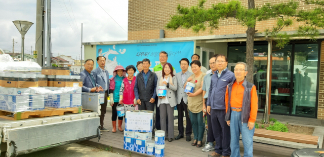 노루페인트 포항공장과 포항영업소가 12일 호미곶 다무포고래마을에 500만원 상당의 페인트를 기부했다. 포항시 제