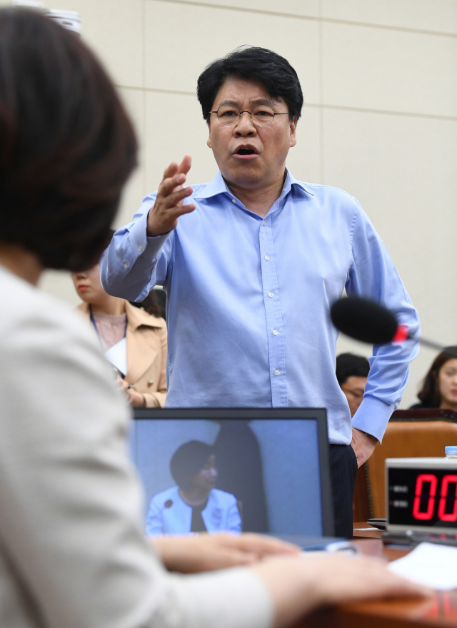 지난 4월 30일 새벽 선거제도 개혁안이 패스트트랙 안건으로 지정된 후 자유한국당 장제원 간사가 심상정 위원장에 항의하고 있다. 연합뉴스