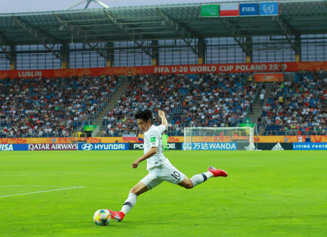 11일 오후(현지시간) 폴란드 루블린 경기장에서 열린 2019 국제축구연맹(FIFA) 20세 이하(U-20) 월드컵 4강전 한국과 에콰도르의 경기. 전반 이강인이 에콰도르 진영 좌측에서 중앙으로 크로스를 올리고 있다. 연합뉴스