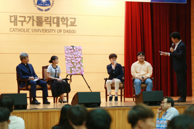 대구가톨릭대에서 최근 열린 드림 하이 토크콘서트에서 김정우 총장(맨 왼쪽)과 동문, 학생들이 대학 생활에 대한 얘기를 나누고 있다. 대구가톨릭대 제공