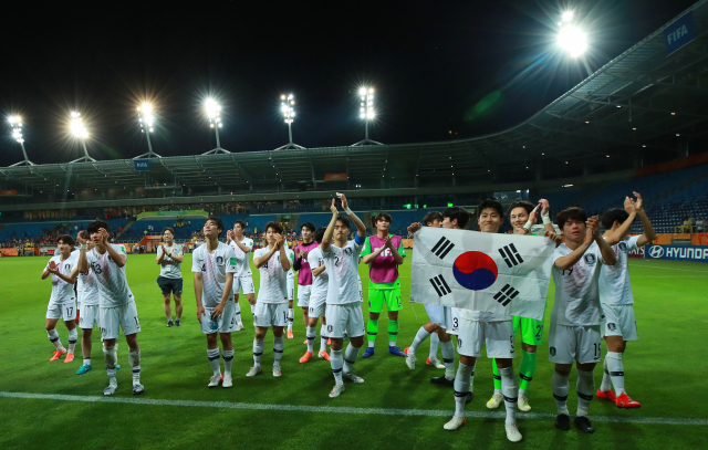 12일 폴란드 루블린 경기장에서 열린 2019 국제축구연맹(FIFA) 20세 이하(U-20) 월드컵 4강전 한국과 에콰도르의 경기가 1-0 한국의 승리로 끝난 뒤 U-20 대표팀 선수들이 태극기를 들고 그라운드를 돌며 인사하고 있다. 연합뉴스