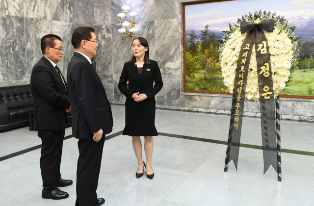 김정은 북한 국무위원장의 동생 김여정 노동당 선전선동부 제1부부장(오른쪽)이 12일 오후 이희호 여사 서거와 관련, 판문점 통일각에서 정의용 청와대 국가안보실장(가운데), 박지원 김대중평화센터 부이사장에게 김 위원장이 보내는 조화를 전달하고 있다. 연합뉴스
