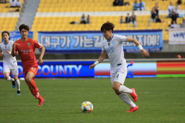 지난 4월 춘천 송암스포츠타운에서 하나원큐 K리그1 2019 9라운드 대구와 강원전에서 김대원 선수가 상대진영으로 쇄도하고 있다. 매일신문DB.