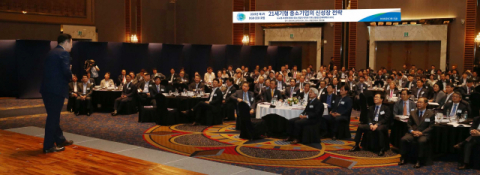 올해 첫 DGB CEO포럼에 참석한 대구경북지역 기관장과 단체장, 기업인들이 신동엽 연세대 교수의 강연을 듣고 있다. DGB금융그룹 제공