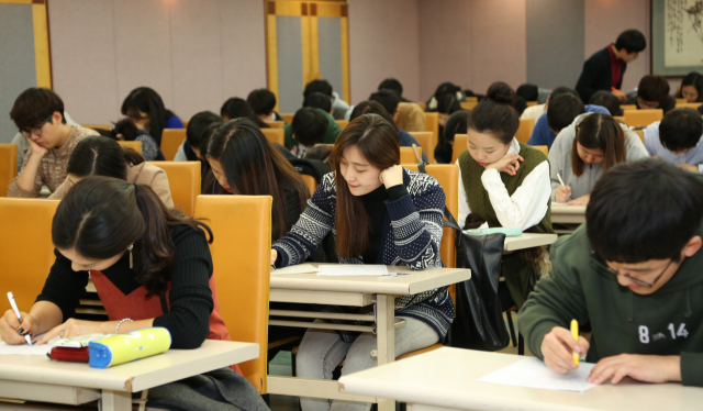지난해 11월 영진전문대 재학생들이 인문학백일장에 참여하고 있다. 영진전문대 제공