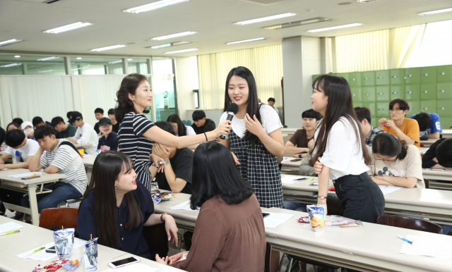최근 열린 영진전문대 인성향상특강에서 한 학생이 강사의 질문에 답하고 있다. 영진전문대 제공
