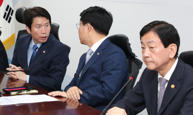 더불어민주당 이인영 원내대표(왼쪽)와 조정식 정책위의장이 13일 오전 국회 의원회관에서 열린 