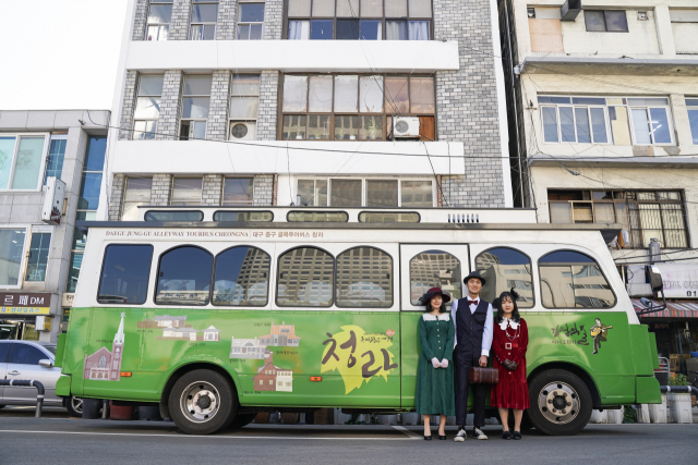 아날로그 감성과, 지금껏 접해보지 못한 옛 것이 주는 새로움에 푹 빠진 젊은이들이 늘면서 