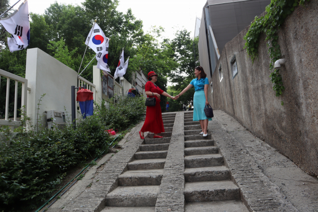 근대식 복장을 입은 시민들이 대구 3·1만세운동계단을 걷고 있다. 중구청 제공