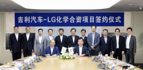 LG화학이 중국 지리(Geely·吉利)자동차와 전기차 배터리 합작법인을 설립한다고 13일 밝혔다. LG화학은 지난 12일 중국 저장(浙江)성 닝보(寧波)시에 있는 지리자동차 연구원에서 합작법인 계약을 맺었다. 합작법인은 양사가 50대 50 지분으로 각 1천34억원을 출자한다. 연합뉴스