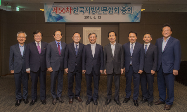 한국지방신문협회(회장 이상택) 정기총회가 13일 오후 광주시 라마다 프라자 광주 호텔에서 열려 9개 회원사 대표들이 기념촬영을 하고 있다. 왼쪽부터 대전일보 강영욱 사장, 경남신문 최광주 회장, 강원일보 박진오 사장, 경인일보 김화양 사장, 매일신문 이상택 사장, 광주일보 김여송 사장, 제주신보 오영수 회장, 전북일보 서창훈 회장, 부산일보 김진수 사장.