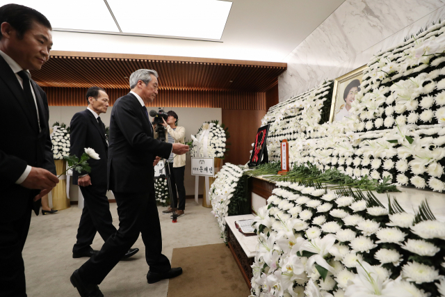 정몽준 아산재단 이사장이 13일 오후 서울 서대문구 신촌 세브란스병원 장례식장에 마련된 고 김대중 전 대통령의 부인 이희호 여사의 빈소를 조문하고 있다. 연합뉴스
