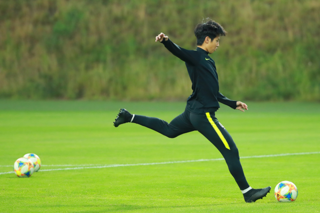 2019 국제축구연맹(FIFA) 20세 이하(U-20) 월드컵 결승을 앞두고 한국 대표팀 이강인이 13일 오후(현지시간) 폴란드 우치의 팀 훈련장에서 패널티킥 연습을 하고 있다. 연합뉴스