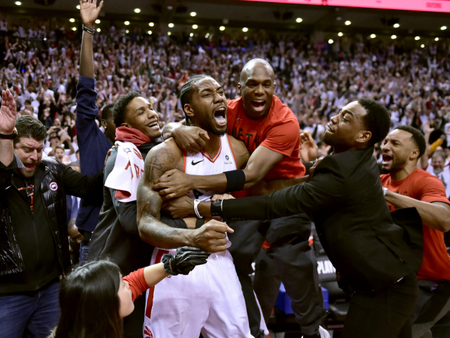 미국프로농구(NBA) 토론토 랩터스 카와이 레너드(가운데)가 12일(현지시간) 캐나다 토론토 스코샤뱅크 아레나에서 열린 필라델피아 세븐티식서스와의 2018-2019 NBA 동부콘퍼런스 플레이오프 2회전(7전 4승제) 7차전에서 결승 버저비터를 넣은 후 포효하고 있다. 토론토는 이날 92-90으로 승리해 콘퍼런스 파이널에 진출했다. 연합뉴스