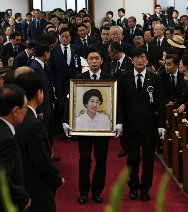 14일 오전 故 김대중 전 대통령의 부인 이희호 여사의 장례 예배가 열린 서울 서대문구 창천교회로 운구행렬이 들어서고 있다. 연합뉴스