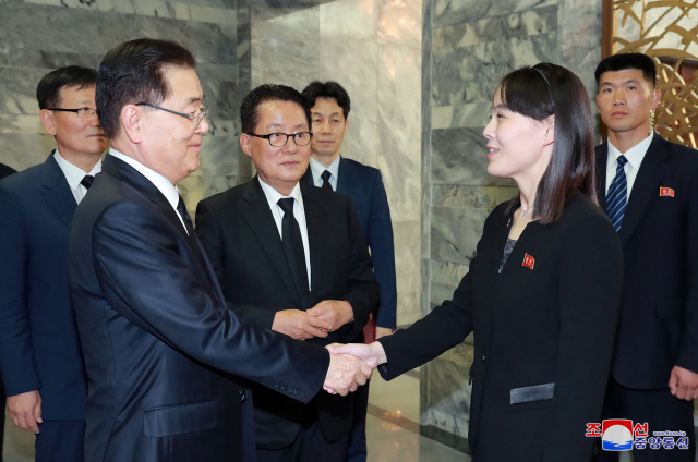 김정은 북한 국무위원장의 동생 김여정 노동당 선전선동부 제1부부장이 12일 오후 판문점 통일각에서 정의용 청와대 국가안보실장과 인사를 나누고 있다. 김 부부장은 이날 이희호 여사 서거와 관련해 김 위원장이 보내는 조화를 전달했다. 연합뉴스