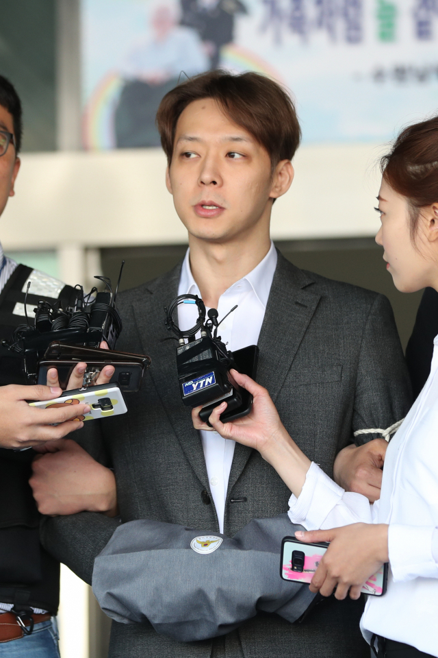 마약 투약 혐의로 구속된 배우 겸 가수 박유천(33) 씨가 3일 오전 검찰 송치를 위해 경기도 수원시 수원남부경찰서를 나와 호송차량으로 향하던 중 취재진의 질문에 답하고 있다. 연합뉴스