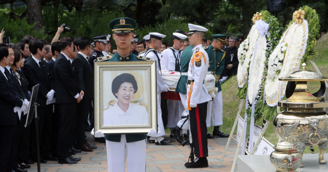 14일 오전 동작구 국립서울현충원 내 김대중 전 대통령 묘역에서 엄수된 고 이희호 여사 안장식에서 국군 의장대가 고인의 영정을 운구하고 있다. 연합뉴스