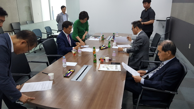 북구를 제외한 중구·달서구·달성군의 각 신청사건립추진위원장들이 14일 중구패션주얼리전문타운 4층 회의실에서 간담회를 열고 공동의견문에 서명을 하고 있다. 김우정 기자
