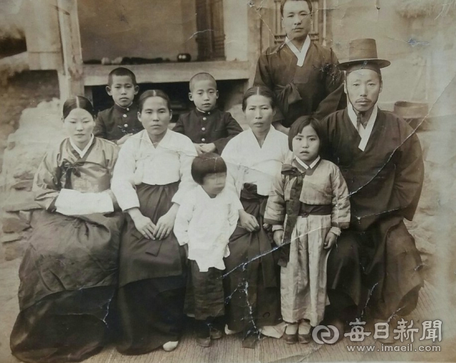 1936년 안동 남후면 수하리 가정집에서 찍은 가족사진. 새댁(왼쪽)의 시선처리가 눈길을 끈다.