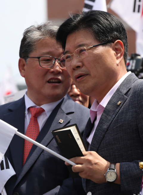 자유한국당 홍문종(오른쪽) 의원이 15일 오후 서울역 광장에서 열린 태극기집회에 참석, 조원진 대한애국당 대표와 대화하고 있다. 이 자리에서 탈당 선언을 한 홍문종 의원은 대한애국당 공동대표로 추대됐다. 연합뉴스