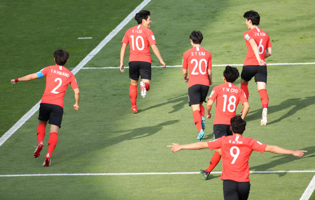 15일 오후(현지시간) 폴란드 우치 경기장에서 열릴 2019 국제축구연맹(FIFA) 20세 이하(U-20) 월드컵 결승에서 이강인이 전반 패널틱골을 넣은 뒤 동료 선수들과 함께 세리머니를 하고 있다. 연합뉴스