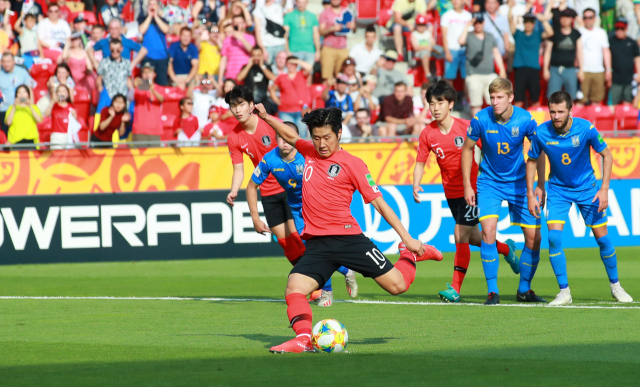 15일 오후(현지시간) 폴란드 우치 경기장에서 열릴 2019 국제축구연맹(FIFA) 20세 이하(U-20) 월드컵 결승에서 이강인이 전반 패널티 킥을 성공하고 있다. 연합뉴스