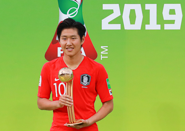 15일 오후(현지시간) 폴란드 우치 경기장에서 열린 2019 국제축구연맹(FIFA) 20세 이하(U-20) 월드컵 결승 뒤 열린 시상식에서 대회 최우수 선수에 선정된 한국의 이강인 골든볼 트로피를 들고 활짝 웃고 있다. 연합뉴스