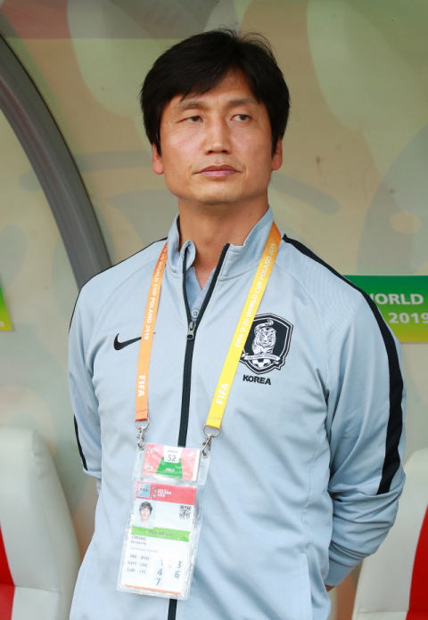 15일 오후(현지시간) 폴란드 우치 경기장에서 열릴 2019 국제축구연맹(FIFA) 20세 이하(U-20) 월드컵 결승에서 정정용 감독이 선수들을 바라보고 있다. 연합뉴스