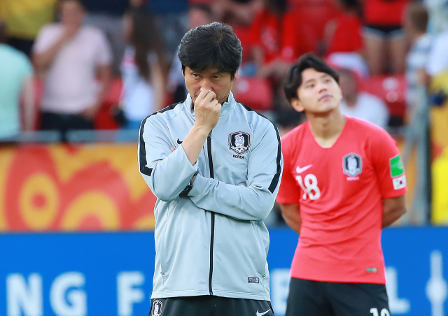 15일 오후(현지시간) 폴란드 우치 경기장에서 열린 2019 국제축구연맹(FIFA) 20세 이하(U-20) 월드컵 결승에서 팀을 준우승을 이끈 정정용 감독이 아쉬운 표정으로 시상식을 기다리고 있다. 연합뉴스