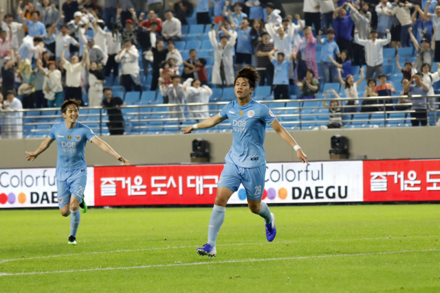 15일 DGB대구은행파크에서 열린 대구FC와 강원FC의 K리그 16라운드 경기에서 후반 54분 동점골을 넣은 류재문이 그라운드를 달리며 축하세리머니를 펼치고 있다. 대구FC제공.