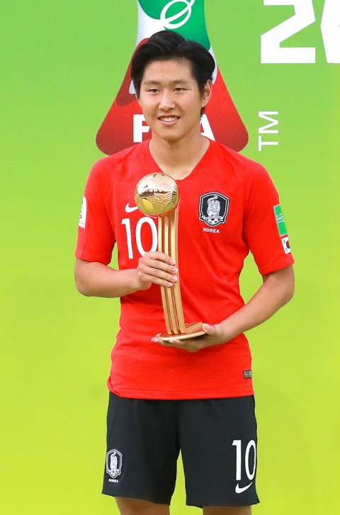 15일 오후(현지시간) 폴란드 우치 경기장에서 열린 2019 국제축구연맹(FIFA) 20세 이하(U-20) 월드컵 결승전을 마친 뒤 골든볼을 수상한 이강인이 트로피를 들어 보이고 있다. 연합뉴스