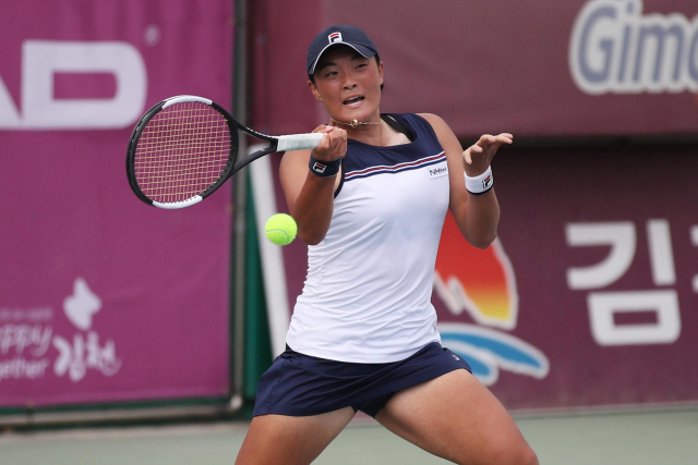 이은혜(NH농협은행)가 국제테니스연맹(ITF) 김천 여자투어대회(총상금 1만5천 달러) 단식 우승을 차지했다고 16일 밝혔다. 사진은 이은혜의 경기 모습. 연합뉴스