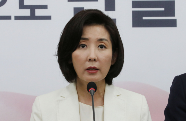 자유한국당 나경원 원내대표가 16일 오전 국회에서 대국민호소문을 발표하고 있다. 연합뉴스