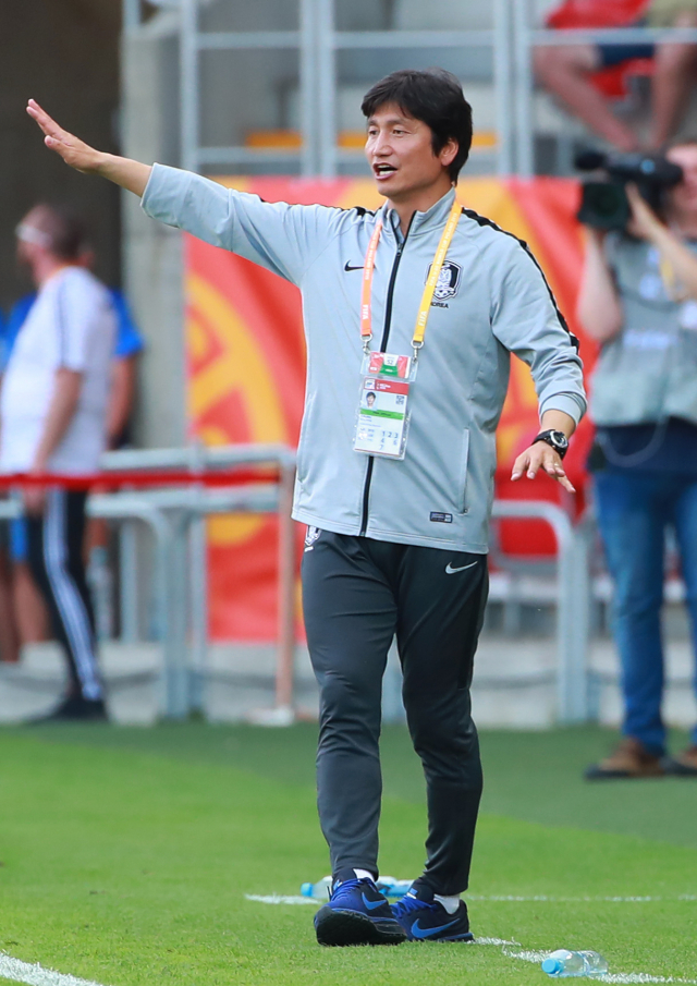 16일 폴란드 우치 경기장에서 열린 2019 국제축구연맹(FIFA) 20세 이하(U-20) 월드컵 결승 한국과 우크라이나의 경기. 전반 한국 정정용 감독이 작전 지시를 하고 있다. 연합뉴스