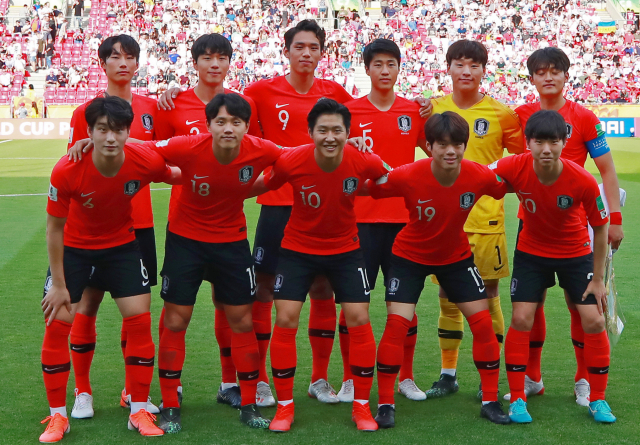 16일 폴란드 우치 경기장에서 열린 2019 국제축구연맹(FIFA) 20세 이하(U-20) 월드컵 결승 한국과 우크라이나의 경기. 전반 시작 전 한국 선발 출전 선수들이 기념촬영을 하고 있다. 뒷줄 왼쪽부터 시계방향으로 이지솔, 이재익, 오세훈, 김현우, 이광연, 황태현, 김세윤, 최준, 이강인, 조영욱, 김정민. 한국축구의 황금시대를 열 것으로 주목받고 있다. 연합뉴스