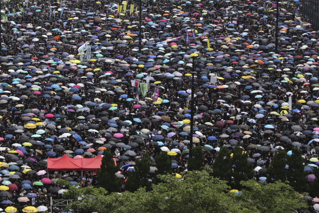 검은 옷을 입은 홍콩 시민들이 16일(현지시간) 저항의 상징물인 우산을 들고 '송환법, 보류 아닌 철폐'를 외치며 '검은 대행진' 시위를 벌이고 있다. AP연합