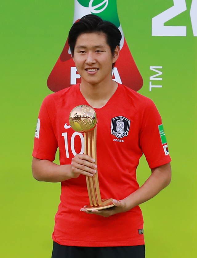 15일 오후(현지시간) 폴란드 우치 경기장에서 열린 2019 국제축구연맹(FIFA) 20세 이하(U-20) 월드컵 결승 한국과 우크라이나의 경기에서 1-3으로 패하며 준우승에 머문 한국 대표팀 이강인이 대회 최우수 선수(MVP)상인 골든볼을 수상한 뒤 시상대에서 기념촬영을 하고 있다. 연합뉴스