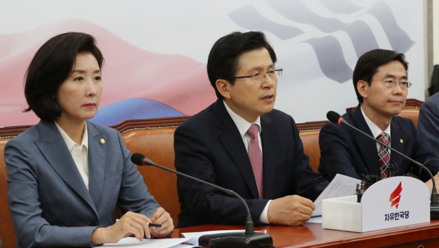자유한국당 황교안 대표가 17일 오전 국회에서 열린 최고위원회의에서 발언하고 있다. 연합뉴스