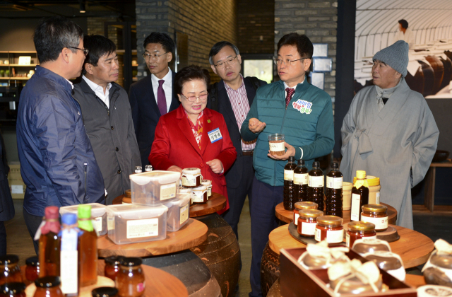 이철우 경북도지사 지난 3월 청송 전통 발효식품 제조업체 방문한 모습. 경북도 제공