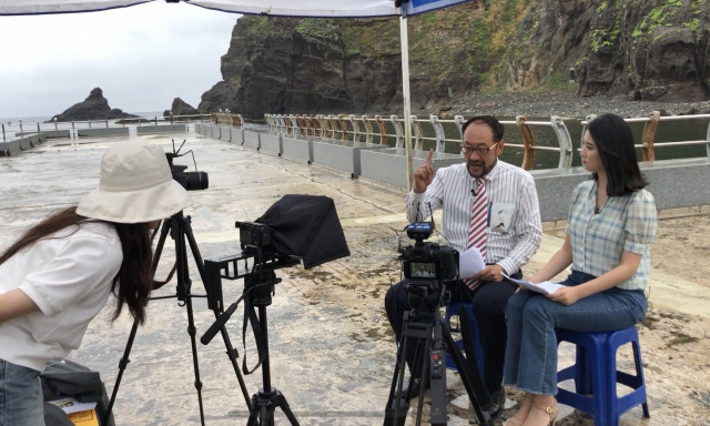 독도 동도 선착창 간이천막에서 뉴스를 진행하고 있는 야수와 미녀, 한지현 촬영감독(맨 왼쪽). 디지털국 제공