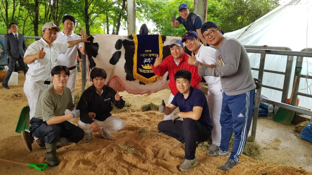 2019년 코리아 홀스타인 스프링 쇼에서 그랜드 챔피언을 수상한 영천 구정목장 가족들이 축하의 기념촬영을 하고 있다. 영천시 제공