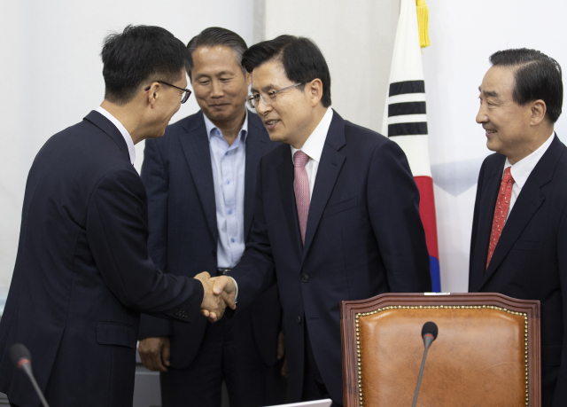 자유한국당 황교안 대표가 17일 오후 국회에서 열린 국가안보위원회 안보세미나에서 참석자들과 인사를 하고 있다. 연합뉴스