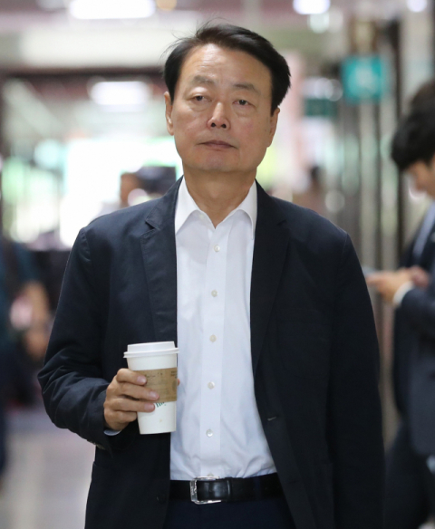 자유한국당 한선교 사무총장이 3일 오후 국회 사무실로 들어서고 있다. 이날 한 사무총장은 최고위원회의가 열리는 국회 회의실 앞에 앉아 있던 기자들에게